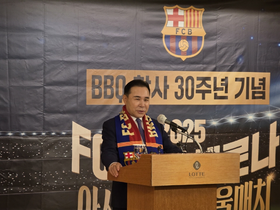 지난 6월 열린 ‘창사 30주년 기념 FC바르셀로나 서울매치 기자간담회’에서 발언하는 윤홍근 회장. 사진=신용수 기자