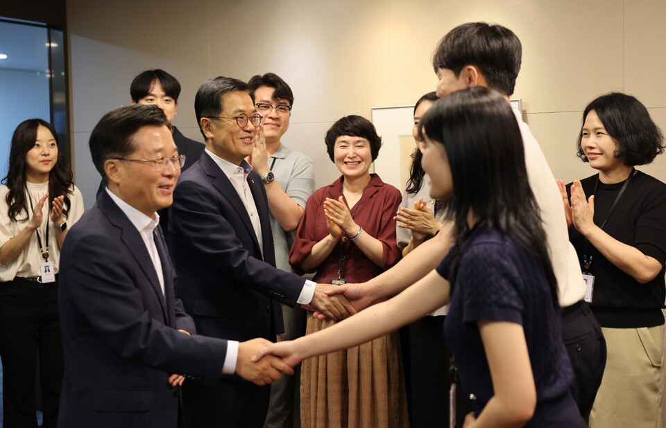 한화생명 신임 각자 대표이사인 권혁웅 부회장(왼쪽 두번째)과 이경근 사장(왼쪽 네번째)이 부임 후 첫 활동으로, 임직원들과의 소통을 위해 각 부서를 직접 찾아 인사하며 악수를 하고 있다. 사진=한화생명