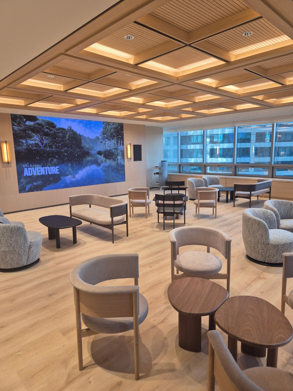 하나은행 Club1 도곡PB센터지점은 겸양과 절제로 대표되는 한국의 고유문화를 반영한 디자인 콘셉트를 바탕으로 은행에 방문하는 모든 손님을 환대하는 공간으로 구성됐다. 또한 한국의 전통적인 색채인 오방간색을 모티브로 활용한 상담실뿐 아니라, 최고 음향 시설이 구성된 소셜룸과 디지털이 연계된 세미나실도 조성했다. 사진=하나은행