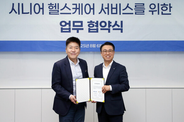 강대오 신한은행 자산관리솔루션그룹장(오른쪽)과 김진태 GC케어 대표가 지난 6일 서울 여의도 소재 GC케어 본사에서 GC케어와 시니어 헬스케어 서비스를 위한 업무협약을 체결하고 기념촬영하는 모습. 사진=신한은행