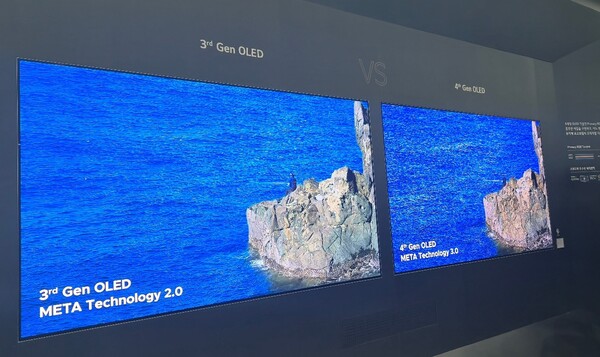 LG디스플레이 부스 입구에 전시된 4세대 OLED 기술이 적용된 83인치 OLED 패널과 전 세대 패널 비교 화면.  사진=정유라 기자