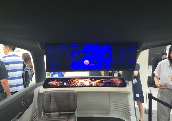 차량용 디스플레이를 체험할 수 있는 콘셉트카 내부.  사진=정유라 기자