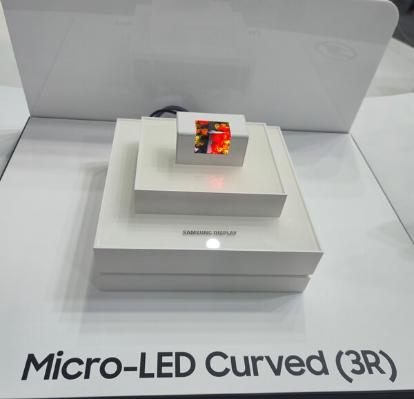 삼성디스플레이의 스마트워치용 커브드(curved) 마이크로 LED 제품.  사진=정유라 기자