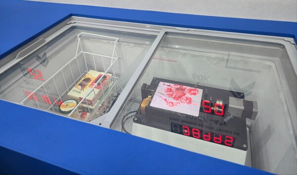 폴더블 브랜드 몽플렉스존에서 확인할 수 있는 폴더블 스마트폰의 폴딩 테스트.  폴더블 스마트폰이 냉동고 안에 들어가 폴딩 테스트가 진행되는 모습을 확인할 수 있다.  사진=정유라 기자