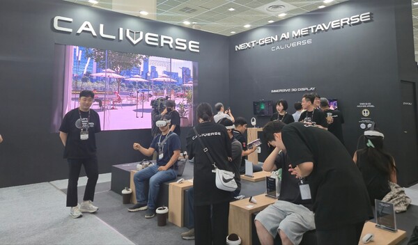 칼리버스 부스에서 VR 기기등을 통해 관람객들이 메타버스 체험을 즐기고 있다.  사진=정유라 기자