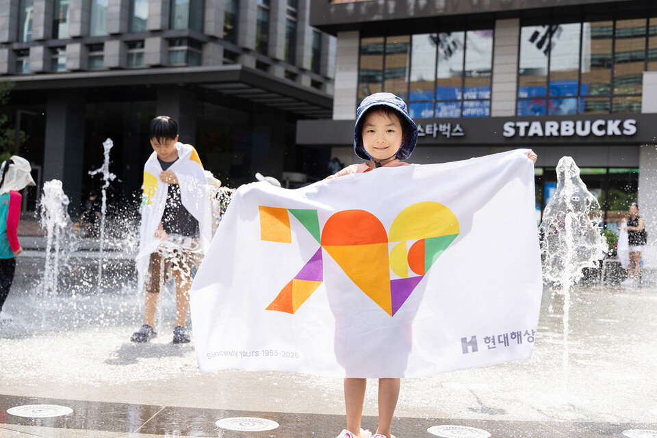 ‘여름 상상 놀이터’에 참여한 어린이가 광화문 광장에서 물놀이를 즐기고 있다. 사진=현대해상
