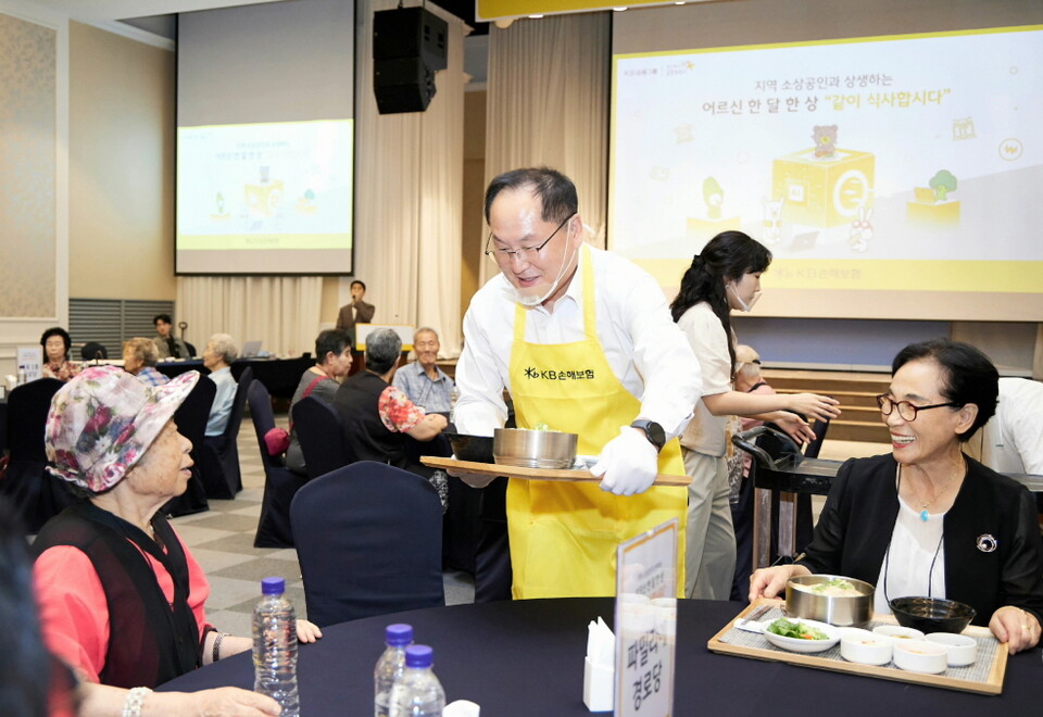 오병주 KB손해보험 경영관리부문장이 지난 11일, 경기도 의정부시 아일랜드캐슬에서 어르신들이 함께 식사하며 정서적 교류를 나누는 오프라인 행사에서 배식 봉사를 하고 있다. 사진=KB손해보험