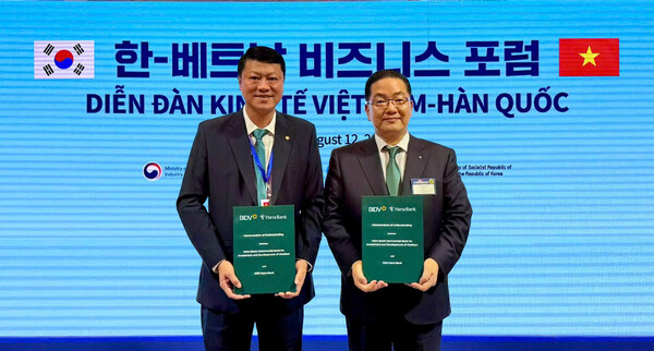레 응옥 람 베트남투자개발은행장(왼쪽)과 이호성 은행장이 12일 서울시 롯데호텔 본관 크리스탈볼룸에서 열린 ‘한국‑베트남 비즈니스 포럼’에서 베트남투자개발은행(BIDV)과 '국가 간 QR결제 서비스 활성화를 위한 업무협약식에 참석해 기념촬영을 하고 있다. 사진=하나은행