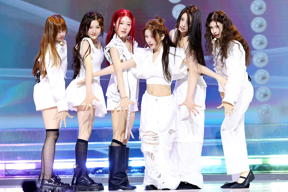 그룹 앳하트가 13일 오후 서울 용산구 블루스퀘어 쏠트래블홀에서 열린 데뷔 미니 앨범 ‘플롯 트위스트(Plot Twist)’ 쇼케이스에서 타이틀곡 무대를 선보이고 있다. (2025.8.13) 사진=연합뉴스