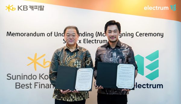 반중일 KB캐피탈 대표(왼쪽)지난 13일 인도네시아 자카르타에서 잭 양 일렉트룸 대표와 업무 협약식을 체결하고 기념 사진을 촬영하고 있다. 사진=KB캐피탈