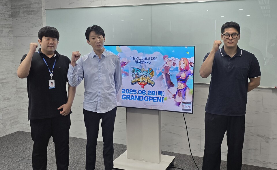 (왼쪽부터) 김준범, 선상웅, 나경일 그라비티 사업PM이 인터뷰를 마치고 기념촬영을 하고 있다. 사진=최형주 기자