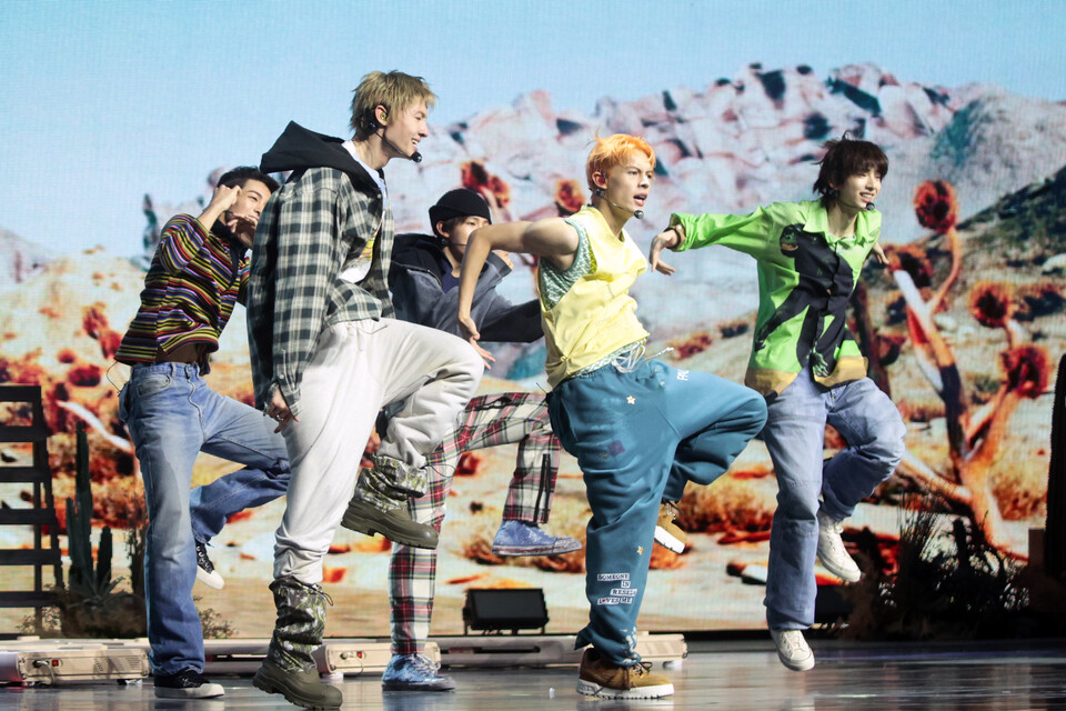 그룹 코르티스가 18일 오후 서울 용산구 블루스퀘어 쏠트래블홀에서 열린 데뷔 미니 앨범 ‘컬러 아웃사이드 더 라인즈(COLOR OUTSIDE THE LINES)’ 쇼케이스에서 타이틀곡 무대를 선보이고 있다. (2025.8.18) 사진=연합뉴스