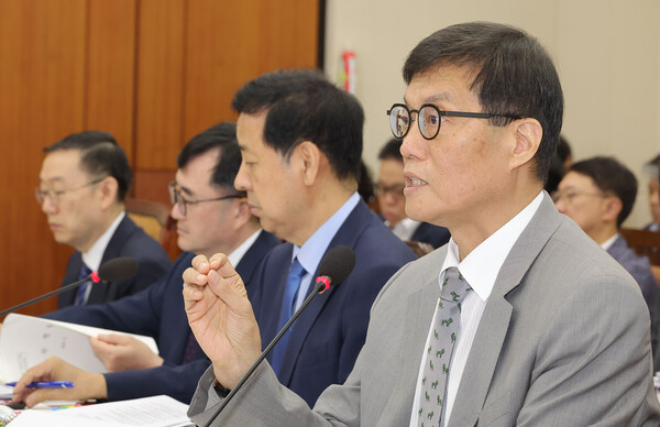 이창용 한국은행 총재가 19일 국회에서 열린 기획재정위원회 전체회의에서 원화 스테이블코인 정책 관련 추가 보고를 하고 있다. 사진=연합뉴스