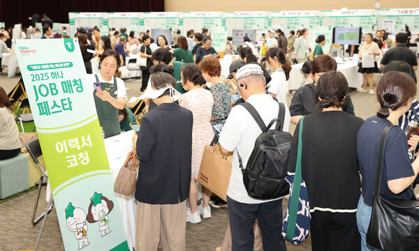 하나금융그룹이 지난 19일 광주광역시 서구 김대중컨벤션센터에서 열린 2025년 제3차 '하나 JOB 매칭 페스타'에서 참여한 구직자들이 각 참여기업의 상담부스를 둘러보고 있다. 사진=하나은행