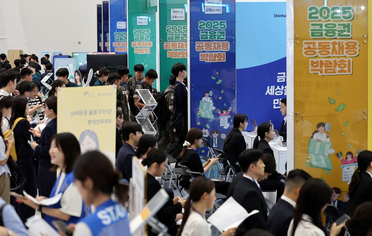 20일 오전 서울 동대문디자인플라자에서 열린 2025 금융권 공동채용 박람회에서 구직자들이 면접·채용 상담을 위해 부스를 둘러보고 있다. 사진=연합뉴스