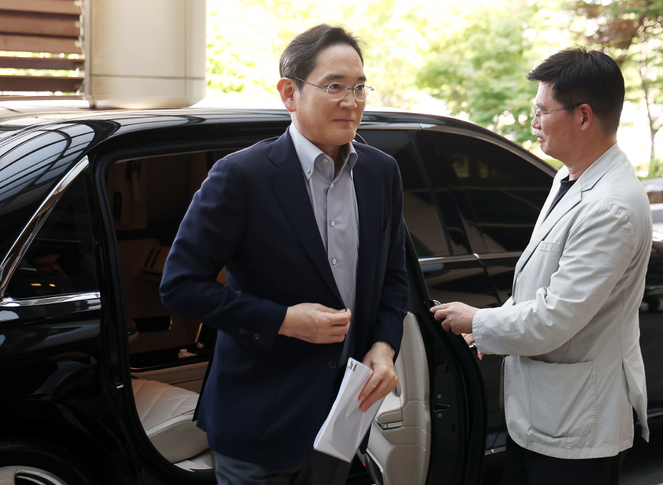 이재용 삼성전자 회장이 미국 워싱턴DC에서 열리는 한미 정상회담의 경제사절단에 동행하기 위해 24일 서울 강서구 서울김포비즈니스항공센터(SGBAC)를 통해 출국하고 있다. 사진=연합뉴스