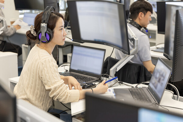 지난 4월 19일 경기도 용인에 위치한 삼성전자 인재개발원에서 감독관이 상반기 삼성직무적성검사 응시자를 대상으로 예비 소집을 진행하고 있다.  사진=삼성