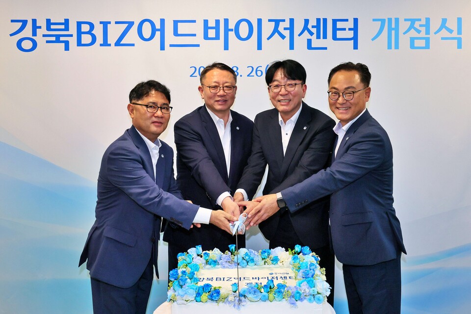 (왼쪽부터)박종화 강북BIZ어드바이저센터 RM지점장, 정진완 은행장, 김동성 강북BIZ어드바이저센터장, 배연수 우리은행 기업그룹장이 26일 LG서울역빌딩에서 열린 '강북BIZ어드바이저센터' 개점식에 참석해 기념 사진 촬영을 하고 있다. 사진=우리은행