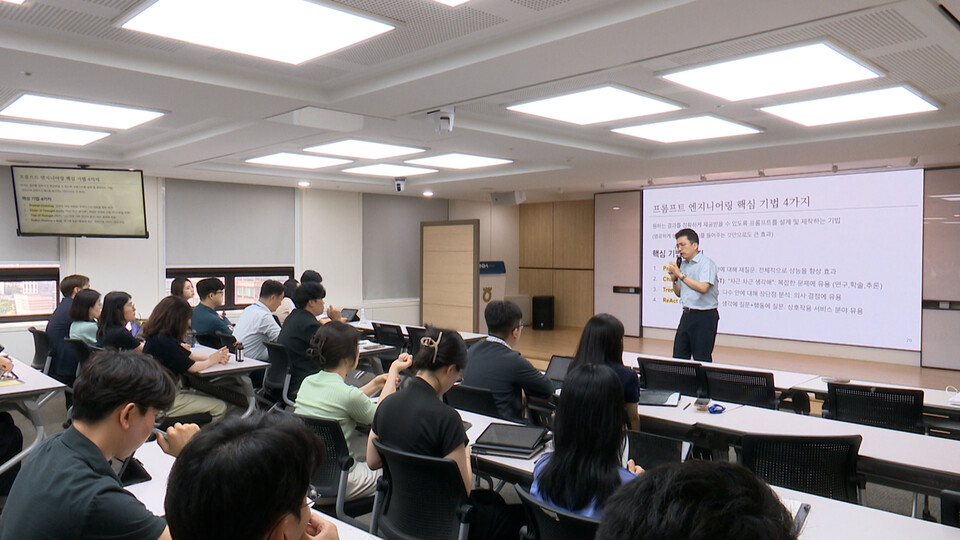 NH농협생명(대표 박병희)은 28일 서대문구 본사에서 생성형 AI 활용 특별강연을 실시했다. 이승준 파이낸스데이터코리아 대표가 강연을 하는 모습. 사진=NH농협생명
