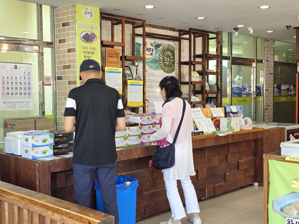 영광군 내 한 카페에서 소비자들이 상품을 결제하고 있다. 사진=신용수 기자