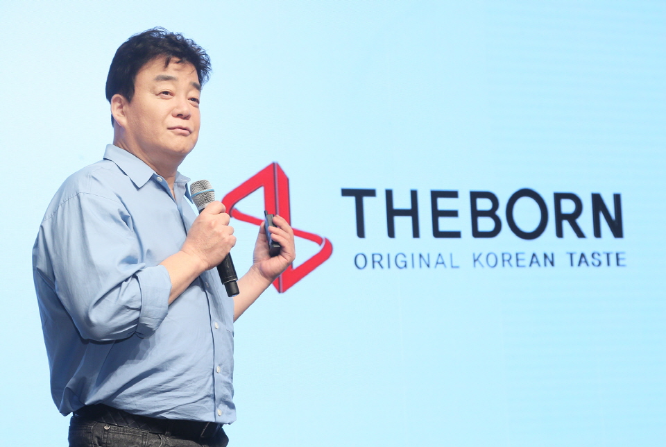 3일 ‘TBK(The Born Korea)’ 글로벌 B2B 소스 론칭 시연회에서 발표를 하고 있는 백종원 대표. 사진=더본코리아