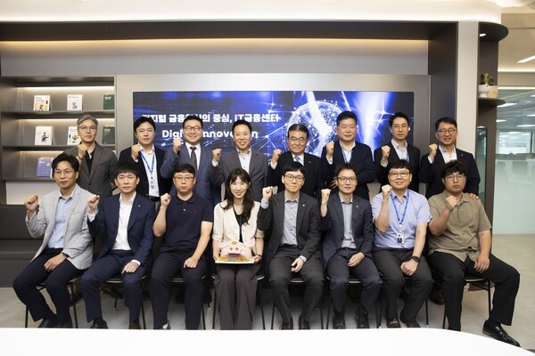김문석 SBI저축은행장(뒷 줄 좌측 네 번째)이 새롭게 이전한 IT금융센터에서 임직원들과 새로운 도약을 다짐하고 있다. 사진=SBI저축은행