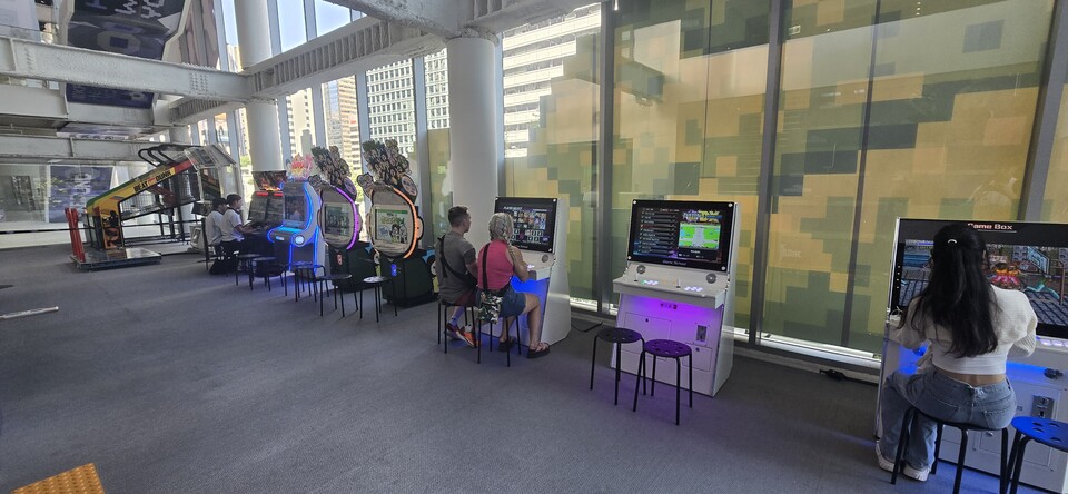 고전 게임을 즐기는 방문객들. 사진=최형주 기자