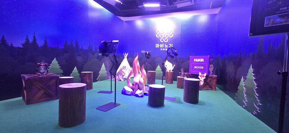 따뜻한 캠핑장 콘셉트로 마련된 마비노기 체험관. 사진=최형주 기자