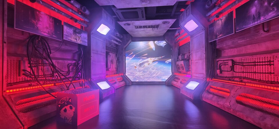 게임 속 한 장면을 재현한 듯한 시프트업 전시관. 코스튬 플레이어들의 많은 방문이 예상된다. 사진=최형주 기자