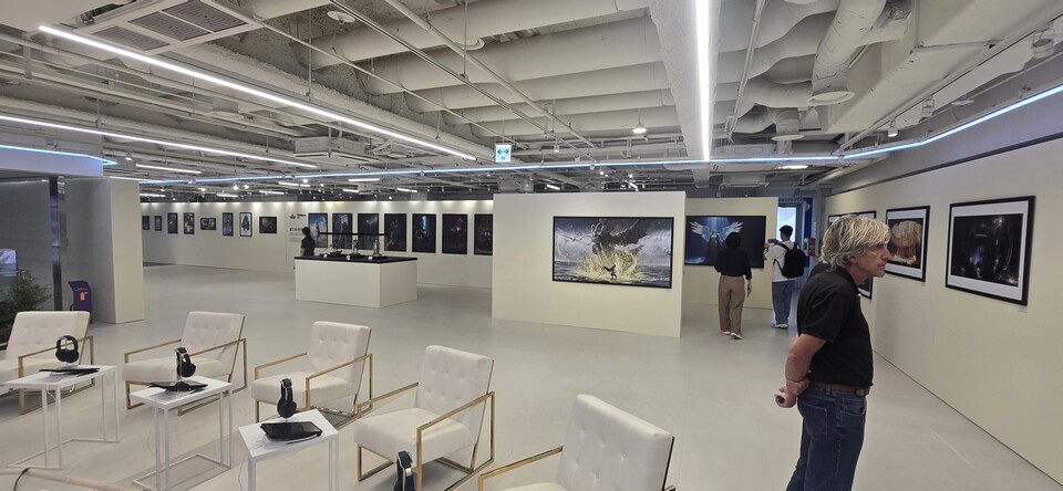 게임 음악과 원화를 직접 듣고 볼 수 있는 공간.  사진=최형주 기자