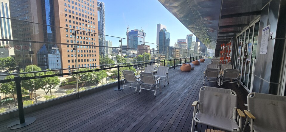 발코니에 마련된 휴식 공간에서는 다양한 보드게임을 무료로 플레이할 수 있다.  사진=최형주 기자