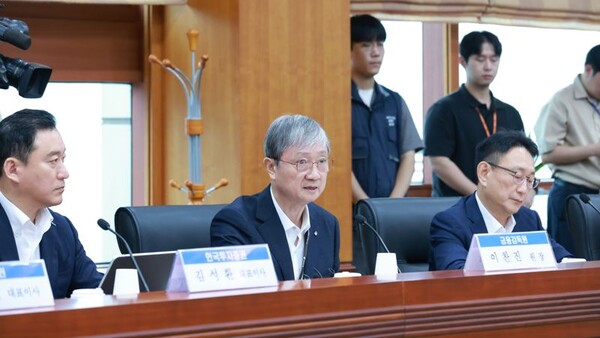 이찬진 금융감독원장(가운데)이 8일 서울 여의도 금융투자협회에서 열린 26개 금투사 대표와의 간담회에서 모두발언을 하고 있다. 사진=금융감독원