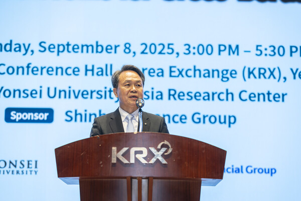 진옥동 신한금융그룹 회장이 지난 4일과 8일 이틀간 서울 여의도 한국거래소에서 열린 ‘한·일 금융협력 세미나’에서 축사를 전하고 있다. 사진=신한금융그룹