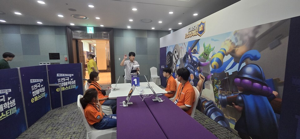 대회 룰에 대한 설명을 듣는 아이들. 사진=최형주 기자