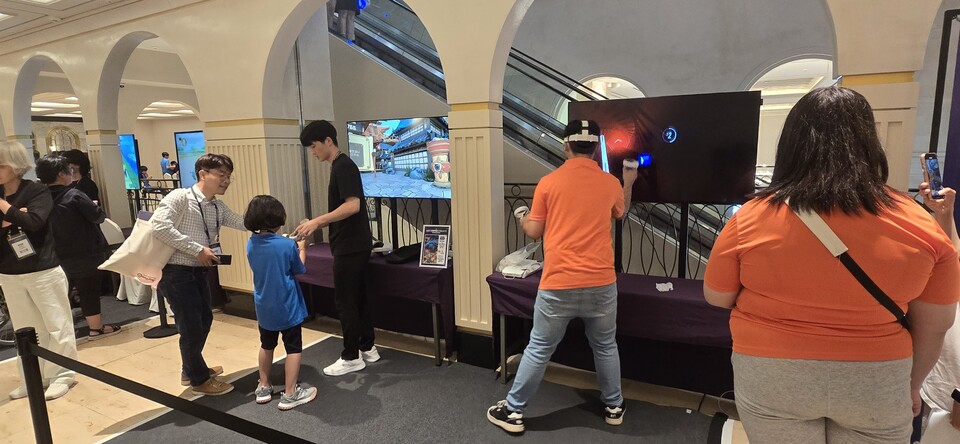 VR 게임을 체험하는 아이들의 모습. 사진=최형주 기자