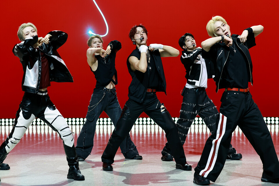 그룹 올아워즈가 9일 오후 서울 마포구 MBC문화방송 다목적공개홀에서 열린 4집 미니 앨범 ‘VCF’ 쇼케이스에서 타이틀곡 무대를 선보이고 있다. (2025.9.9) 사진=이든엔터테인먼트