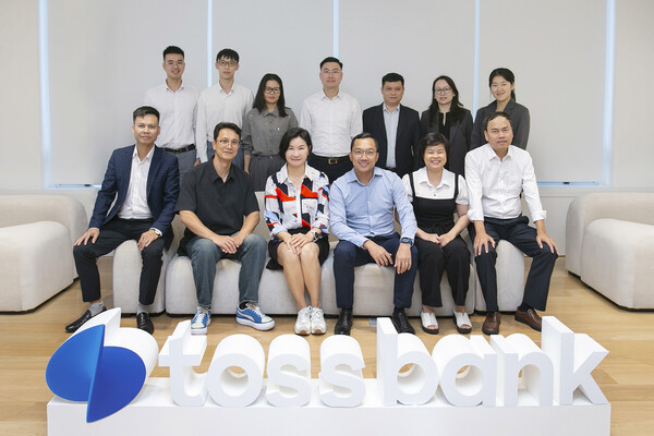 이정하 토스뱅크 최고정보보호책임자(앞줄 왼쪽 2번째), 이은미 토스뱅크 대표(앞줄 왼쪽 3번째)가 황 민 띠엔 베트님 최고인민검찰원 디지털전환국장(앞줄 왼쪽 4번째), 베트남 최고인민검찰원 관계자들과 서울 강남구 토스뱅크 사옥에서 기념사진을 촬영하고 있다. 사진=토스뱅크