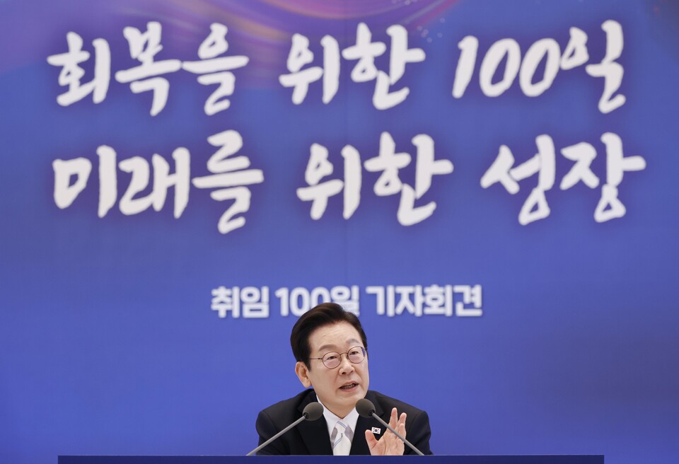 이재명 대통령이 11일 청와대 영빈관에서 열린 취임 100일 기자회견 '회복을 위한 100일, 미래를 위한 성장'에서 취재진의 질문에 답변하고 있다. 사진=연합뉴스