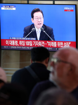 11일 오전 서울 용산구 서울역 대합실에서 시민들이 방송을 보고 있다. 사진=연합뉴스