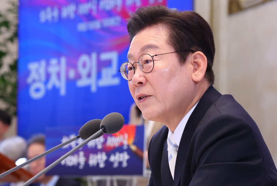 이재명 대통령이 11일 청와대 영빈관에서 열린 취임 100일 기자회견 '회복을 위한 100일, 미래를 위한 성장'에서 취재진 질문에 답변하고 있다. 사진=연합뉴스