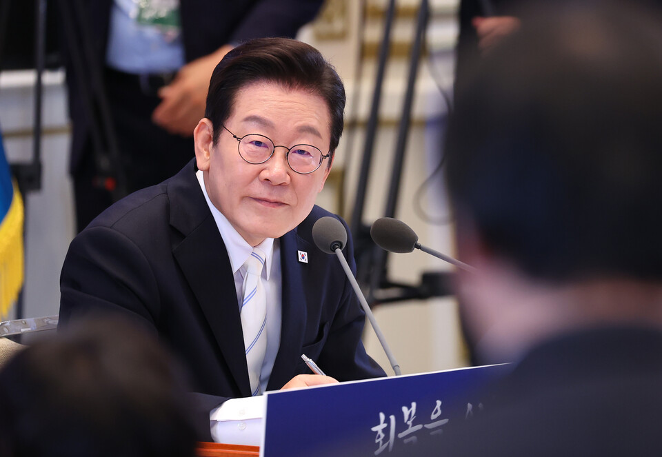 이재명 대통령이 11일 청와대 영빈관에서 열린 취임 100일 기자회견 '회복을 위한 100일, 미래를 위한 성장'에서 취재진의 질문을 받고 있다. 사진=연합뉴스