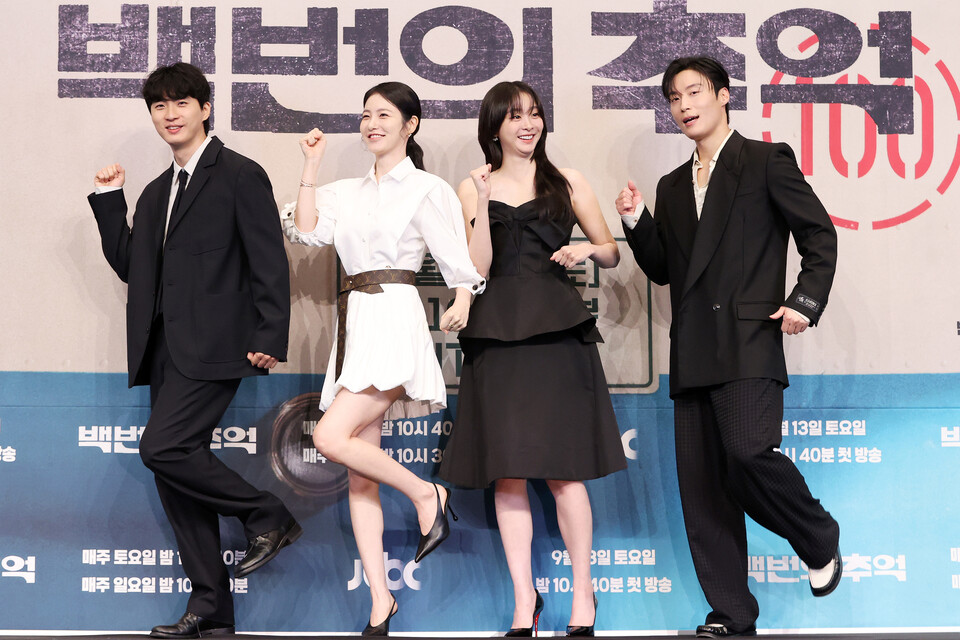 11일 오후 서울 구로구 더링크서울 트리뷰트포트폴리오호텔에서 열린 JTBC ‘백번의 추억’ 제작발표회에서 PD와 배우들이 포즈를 취하고 있다. 왼쪽부터 김상호 PD, 배우 신예은·김다미·허남준. (2025.9.11) 사진=연합뉴스