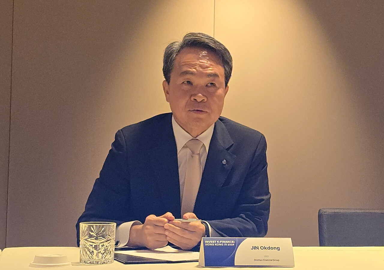 진옥동 신한금융지주 회장이 지난해 11월 13일 홍콩 그랜드 하얏트 호텔에서 금융감독원 등과 공동주최한 한국투자설명회(IR)를 마친 뒤 동행기자단과 간담회를 하고 있다. 사진=연합뉴스