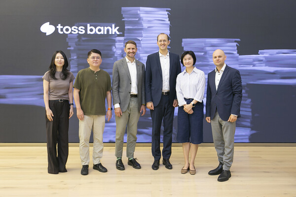 리투아니아 중앙은행 등 경제사절단이 서울 강남구 토스뱅크 사옥 1층 '토스뱅크 라운지'를 방문해 토스뱅크 관계자들과 사진을 짝고 있다. 박진현 토스뱅크 최고전략책임자(왼쪽 2번째), 마리우스 스코디스 리투아니아 중앙은행 이사회 위원(왼쪽 4번째), 이은미 토스뱅크 대표(왼쪽 5번째). 사진=토스뱅크