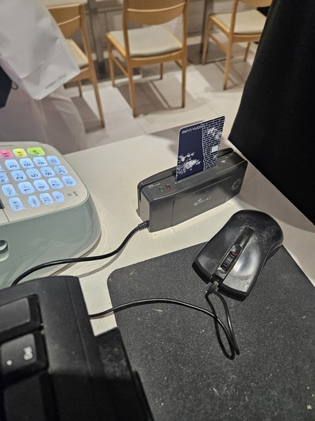 경주시 한 매장에서 경주페이카드로 결제하는 모습. 사진=김건우 기자