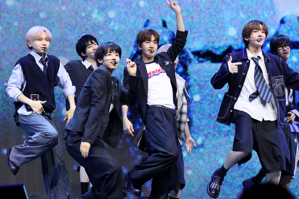 그룹 아이딧이 15일 오후 서울 광진구 예스24 라이브홀에서 열린 데뷔 미니 앨범 ‘아이 디드 잇.(I did it.)’ 쇼케이스에서 타이틀곡 무대를 선보이고 있다. (2025.9.15) 사진=연합뉴스