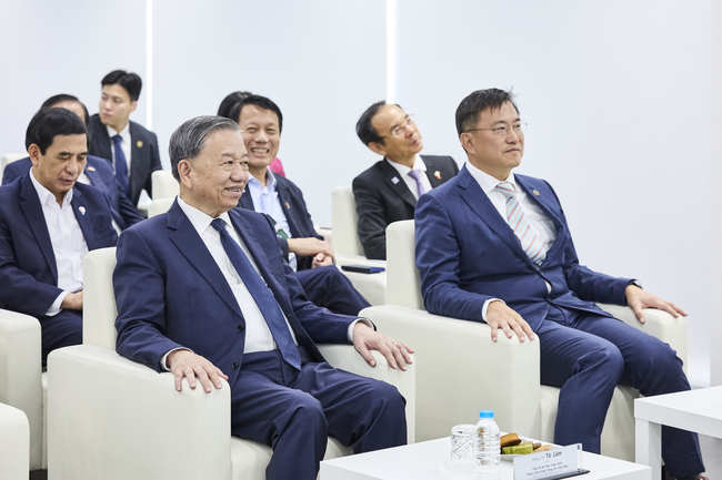 김남정(앞줄 오른쪽) 동원그룹 회장이 지난 8월 경남 창원 DGT에서 또 럼 베트남 당서기장(앞줄 왼쪽)과 만났다. 사진=동원그룹