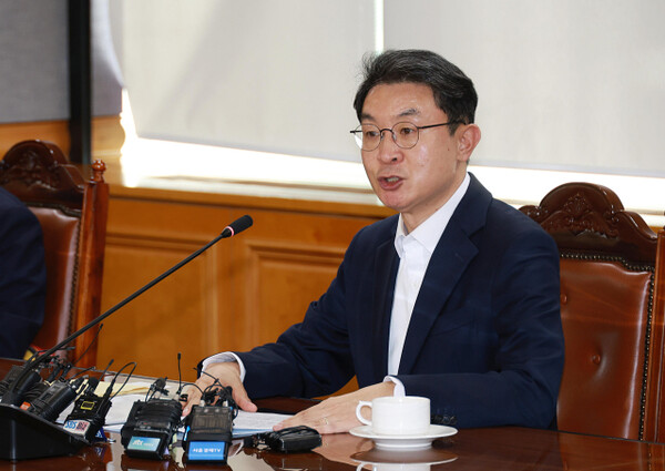 이억원 금융위원장이 15일 오후 서울 중구 은행회관에서 취임 후 첫 금융권 대외 일정으로 KB, 신한, 하나, 우리, 농협, iM, BNK, JB 8개 금융지주 회장 및 은행연합회장과 개최한 간담회에서 생산적 금융, 소비자 중심 금융, 신뢰 금융으로의 대전환에 대해 발언하고 있다. 사진=금융위원회