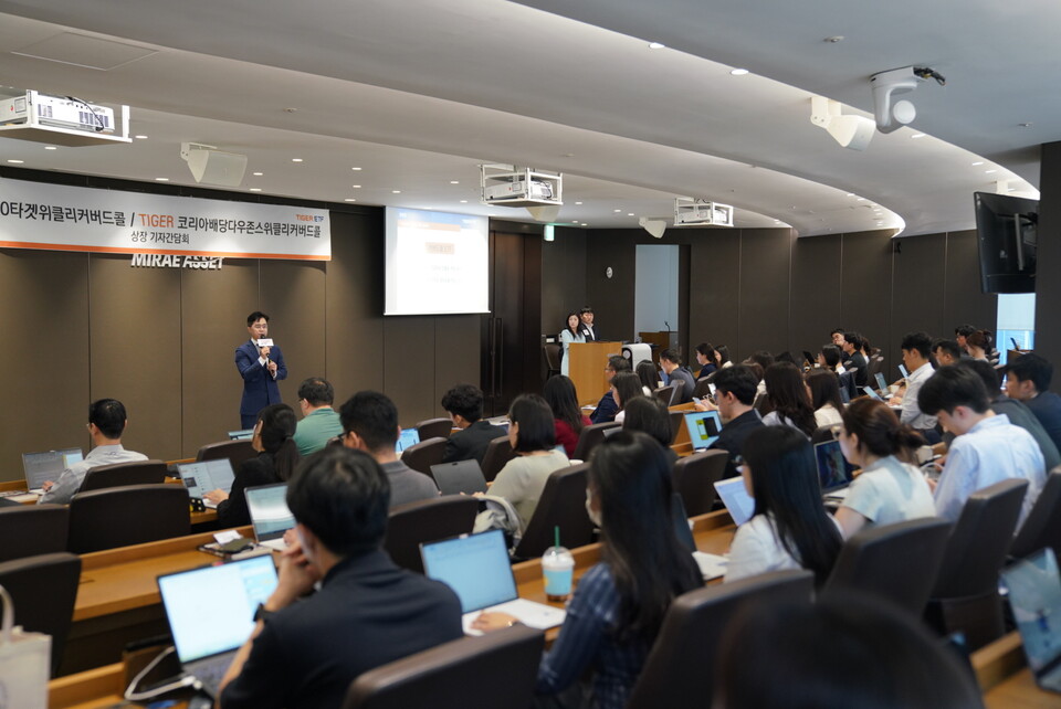 김남기 미래에셋자산운용 ETF운용부문 대표(부사장)가 18일 미래에셋센터원에서 열린 ‘TIGER ETF 기자간담회’에서 환영사를 하고 있다.