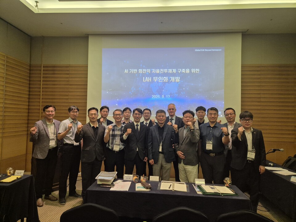 지난 17일 제주 휘닉스 아일랜드에서 열린 항공우주시스템공학회 추계학술대회에서 항우연 강영신 박사(왼쪽 네 번째), 박진석 KAI 상무(왼쪽 다섯 번째) 박중동 항공사 부사령관(준장)(왼쪽 여섯 번째)이 기념 촬영을 하고 있다. 사진=한국항공우주산업